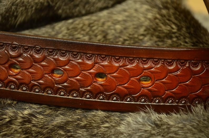 Cinturón de cuero decorado con patrón de escama grande