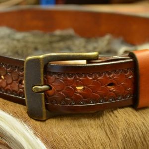 Cinturón de cuero decorado con patrón de escama grande