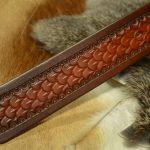 Cinturón en cuero decorado con patrón de escama