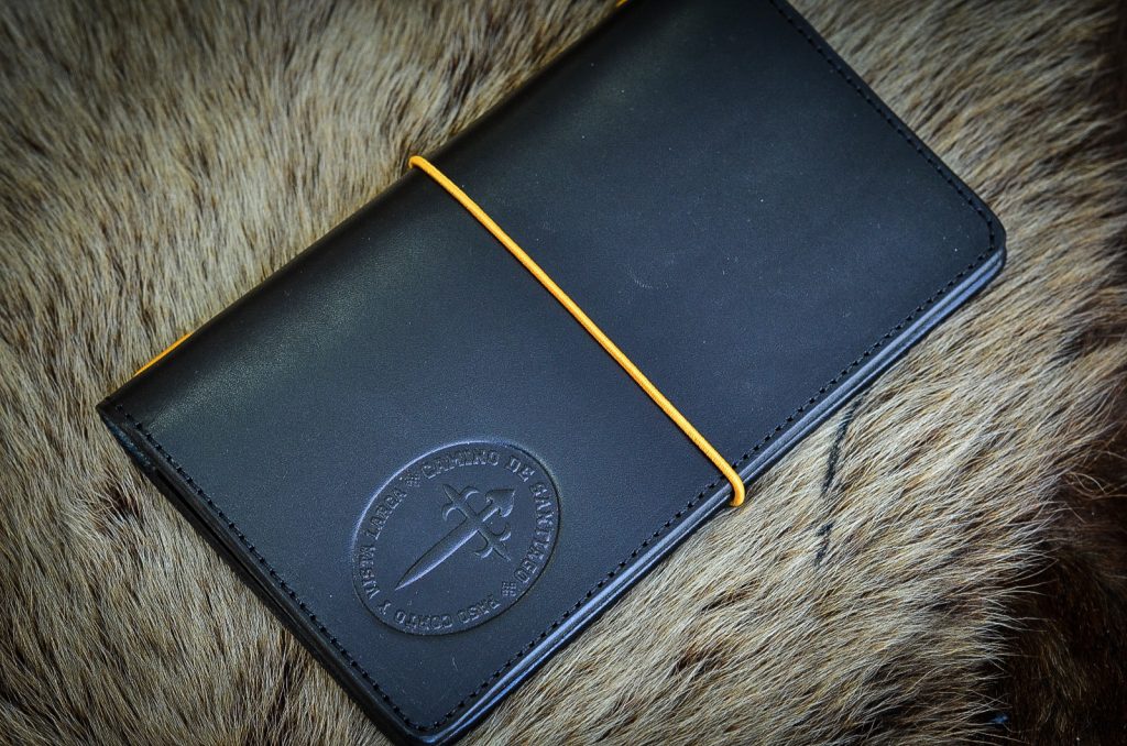 Funda para credencial de peregrino -NEGRO- Quercur Leathercraft